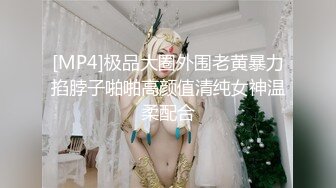 吊带jk小姐姐被搭讪！白丝过膝袜配粉内！