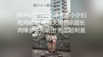 看这个样子估计是逼太宽所以要夹着