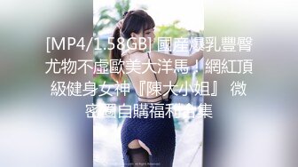 偷窥美容院，美艳妈妈抱着儿子一过来，边做着面部美容边脱下奶罩喂淘气儿子鲜乳奶，两只都要喝才不闹腾 哎呦奶头挺粉的！