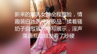 后厨操作间新来的实习生小妹占着茅坑不拉屎不停地刷抖音