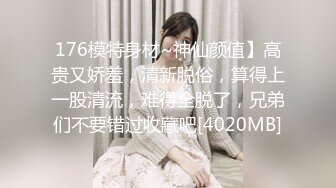 蜜汁女友露脸跟男友镜头前的放荡，完美身材让小哥吃奶玩逼水好多