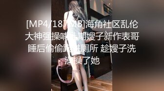 跟踪斑点裙妹子进厕所拍她嘘嘘再跟进车站拍脸