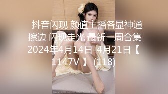 抱着时尚性感美女在可爱风格的酒店里爱抚享受，这屁股浑又圆又翘，鸡巴插入耸动啪啪互相碰撞滋味太爽了