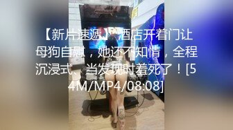 小哥真有激情叫了大奶颜值很高的美女到了床上就迫不及待的扒光，吃着奶子玩着逼直接上位抽插真刺激