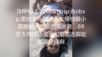 小哥捅了熟女的窩,躺下被幾個熟婦任意玩弄,搞硬大屁股就坐上去,像被女人幹了