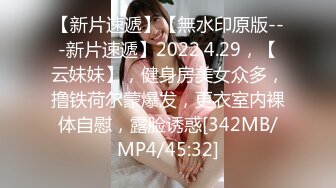 [MP4]4P名场面，猛男大战3个妹子坐沙发上一个个轮流来把甜美的那个美女抱起来操