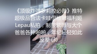 好嫩的小穴  看着就像操