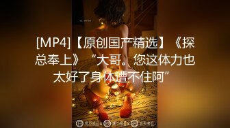 《极品CP❤️魔手✿外购》正版4K近在咫尺商场隔板缝极限偸拍女厕各种小姐姐方便~逼脸同框~韵味少妇私处很顶