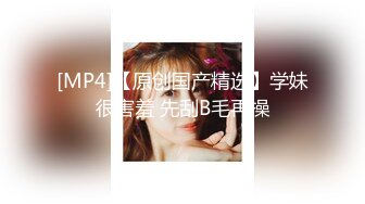 小胖哥约操齐逼短裤网红级美女，花臂纹身极品美腿，深喉插嘴扛起长腿就是操，扶着屁股后入，表情清晰可见